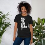 kizz me like you mean it – Unisex t-shirt